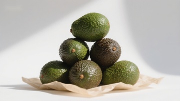 堆叠的鳄梨静物图