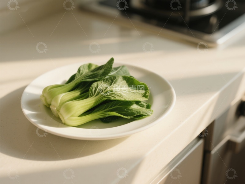 高清大图下载【趣麦麦图】盘中新鲜青菜置于厨房台面