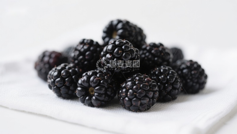 高清大图下载【趣麦麦图】新鲜黑莓堆叠在白色布上