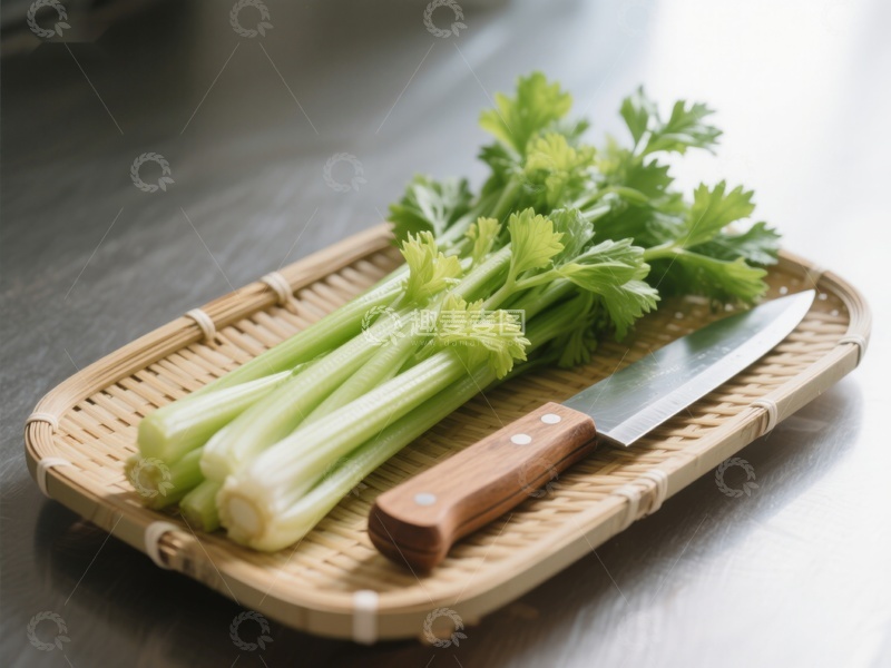 高清大图下载【趣麦麦图】新鲜芹菜与木柄刀置于竹编托盘