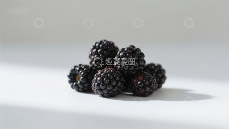 高清大图下载【趣麦麦图】新鲜黑莓堆叠在白色背景上