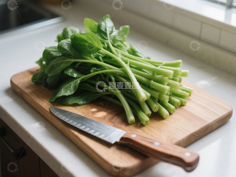 高清大图下载【趣麦麦图】新鲜绿叶蔬菜置于砧板上