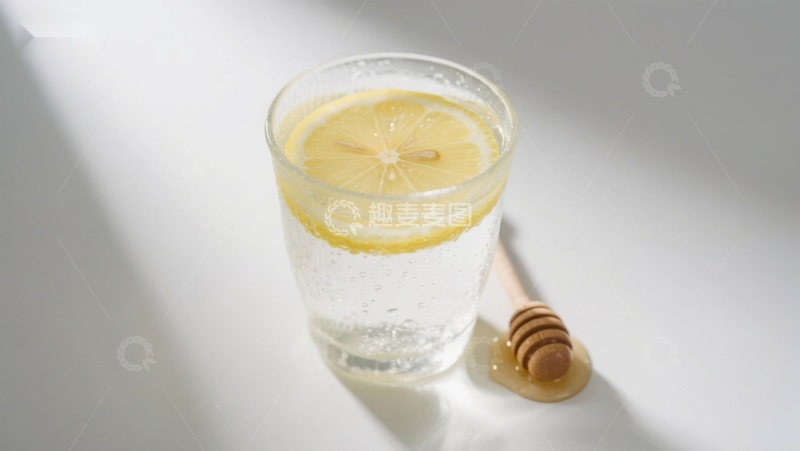 高清大图下载【趣麦麦图】柠檬蜂蜜水与木勺