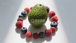牛油果与浆果的色彩组合