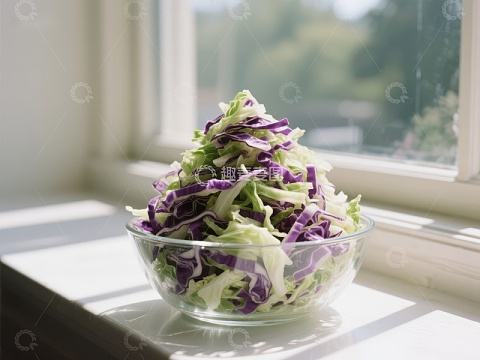 窗边的紫甘蓝与卷心菜沙拉
