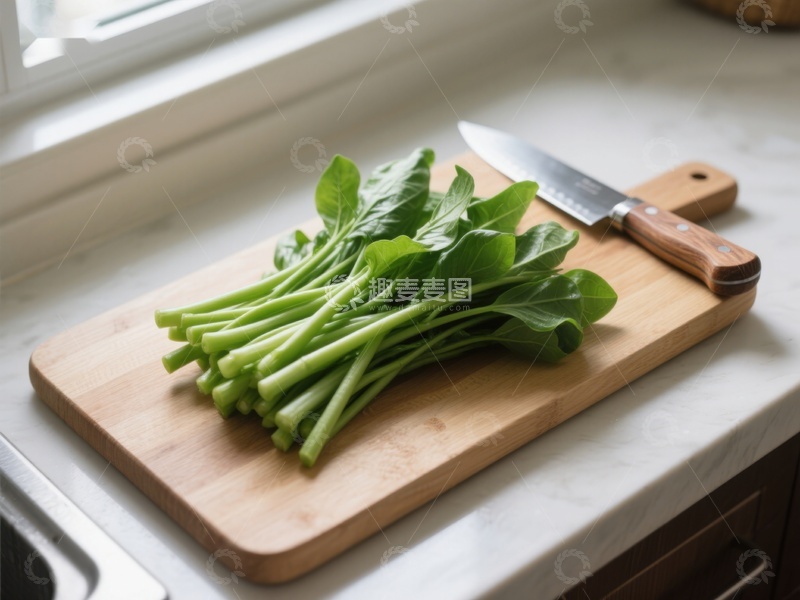 高清大图下载【趣麦麦图】新鲜绿叶蔬菜置于木质砧板上