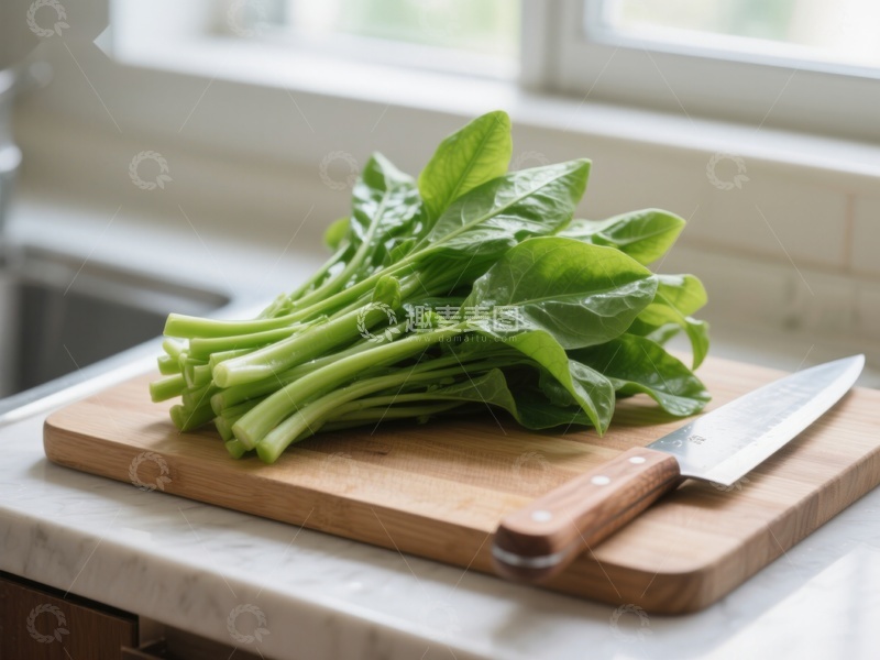 高清大图下载【趣麦麦图】新鲜菠菜置于厨房砧板上