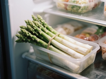 冰箱中的新鲜芦笋