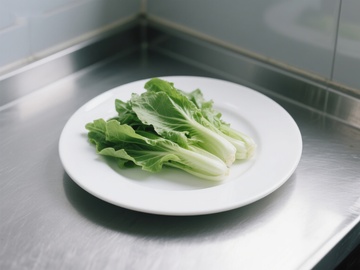 新鲜小白菜置于白色盘中