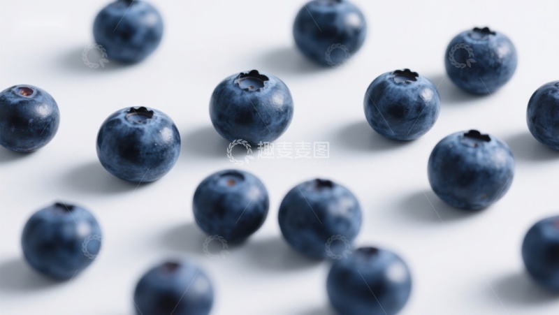 高清大图下载【趣麦麦图】新鲜蓝莓散落白色背景