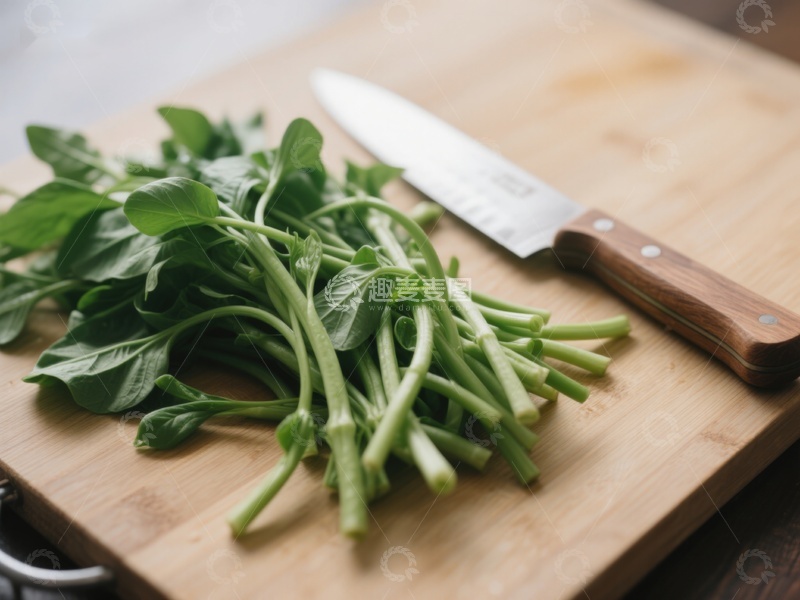 高清大图下载【趣麦麦图】新鲜绿叶蔬菜与刀具置于砧板上