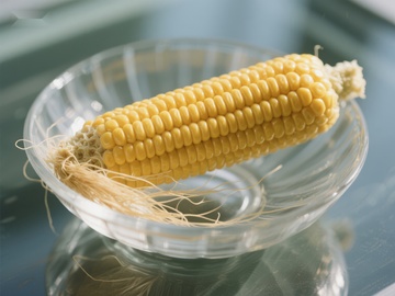 玻璃碗中的新鲜玉米