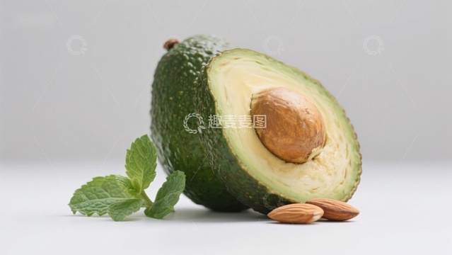 新鲜牛油果与薄荷叶和杏仁