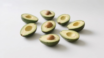 切开的鳄梨展示