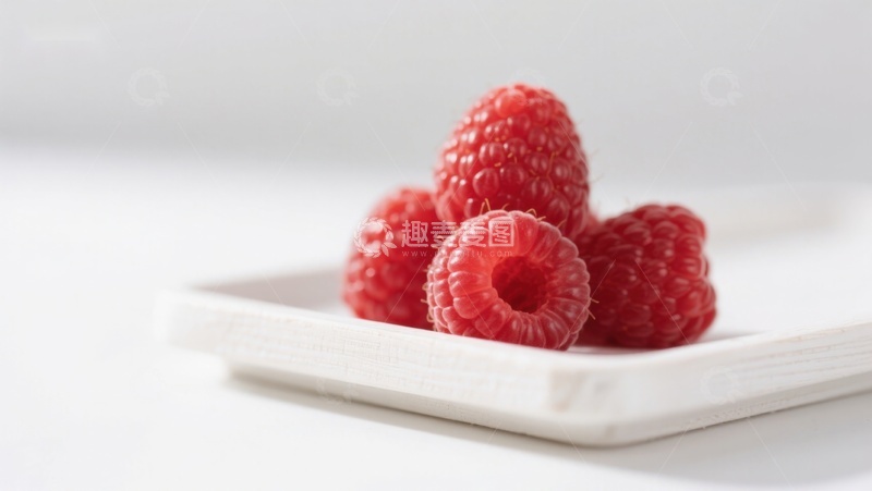 高清大图下载【趣麦麦图】新鲜覆盆子置于白色盘中