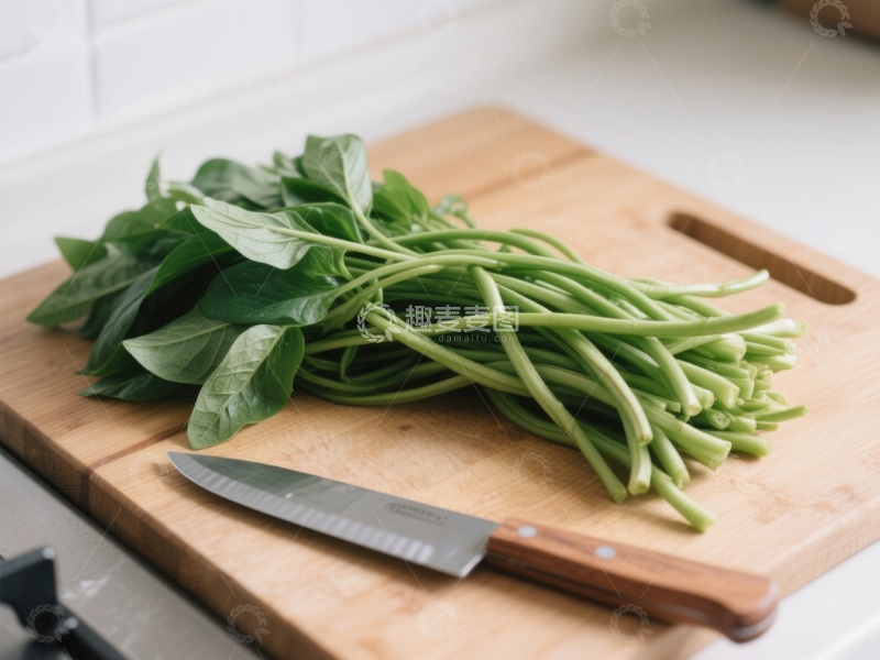 高清大图下载【趣麦麦图】新鲜空心菜置于砧板上