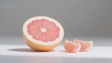 切开的葡萄柚与果肉