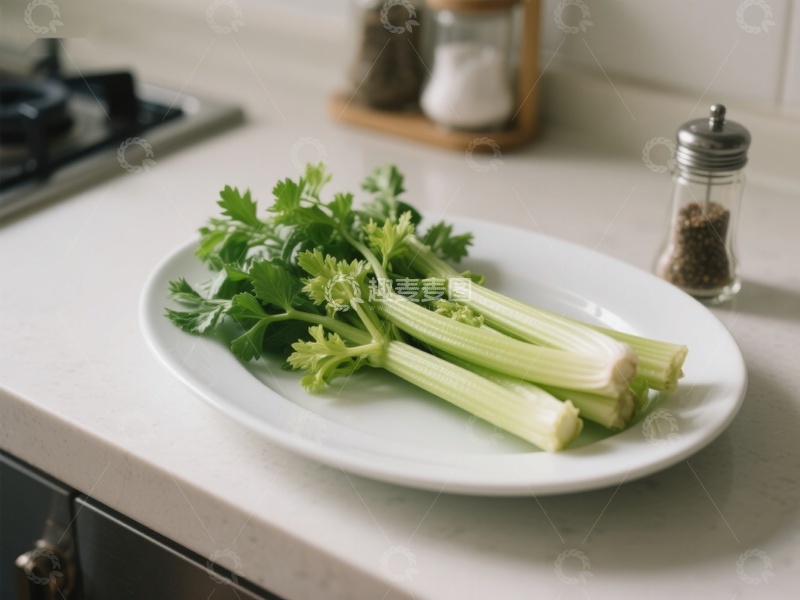 高清大图下载【趣麦麦图】新鲜芹菜置于白色盘中