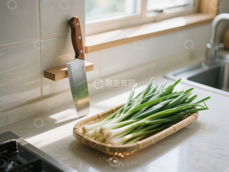 高清大图下载【趣麦麦图】厨房窗边的青葱与菜刀