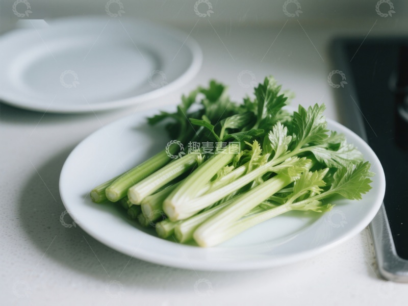 高清大图下载【趣麦麦图】新鲜芹菜置于白色盘中
