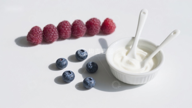 高清大图下载【趣麦麦图】酸奶配蓝莓与覆盆子的清新组合