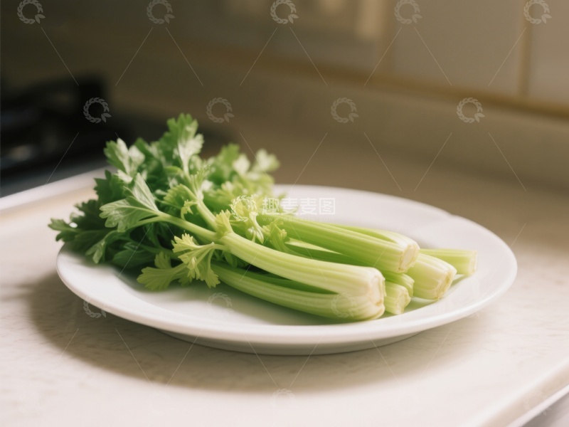 高清大图下载【趣麦麦图】新鲜芹菜置于白色盘中