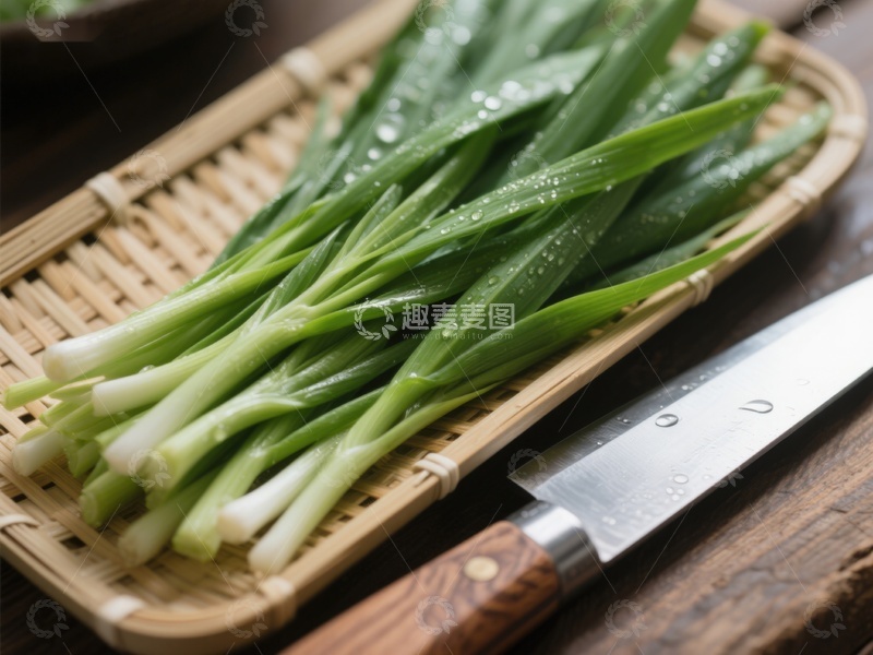 高清大图下载【趣麦麦图】新鲜葱段与刀具置于竹篮