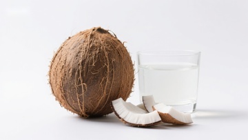 椰子与一杯椰子水