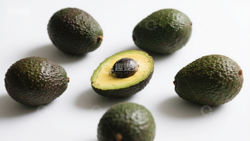 高清大图下载【趣麦麦图】新鲜牛油果，一个切开展示果肉