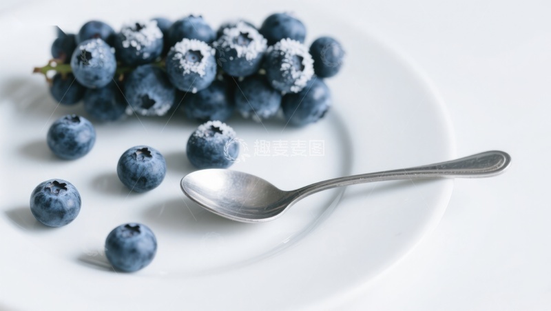 高清大图下载【趣麦麦图】蓝莓与勺子的静物组合