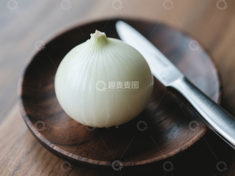 高清大图下载【趣麦麦图】洋葱与刀置于木质盘中