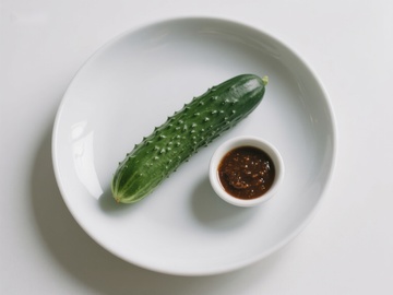 盘中黄瓜配酱料