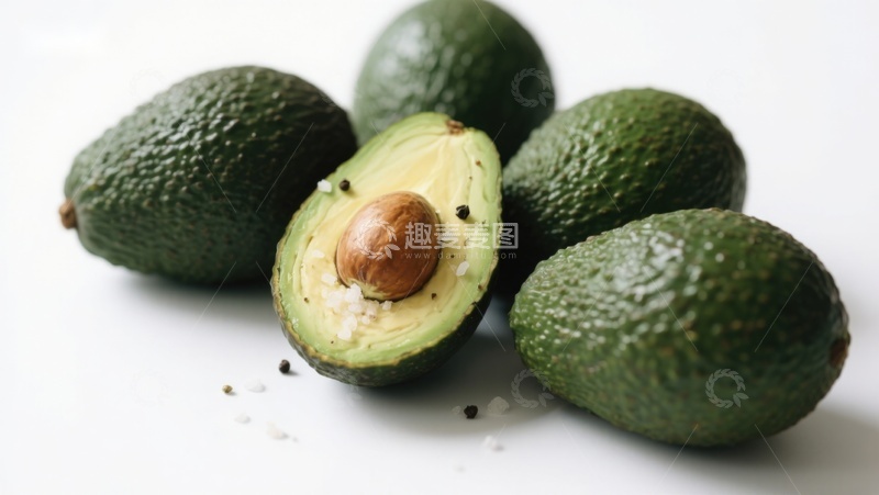 高清大图下载【趣麦麦图】新鲜牛油果展示，一半切开露出果核
