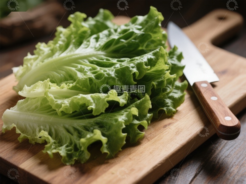 高清大图下载【趣麦麦图】新鲜生菜置于木制砧板上