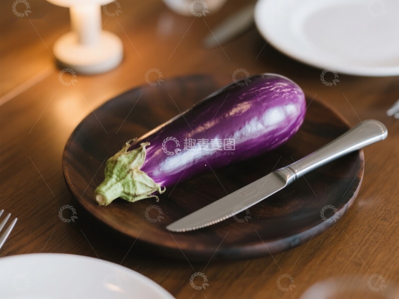 高清大图下载【趣麦麦图】紫色茄子置于木质盘上，配刀具