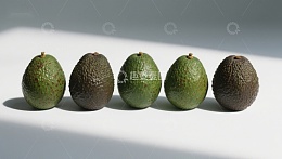 五个不同成熟度的牛油果排列
