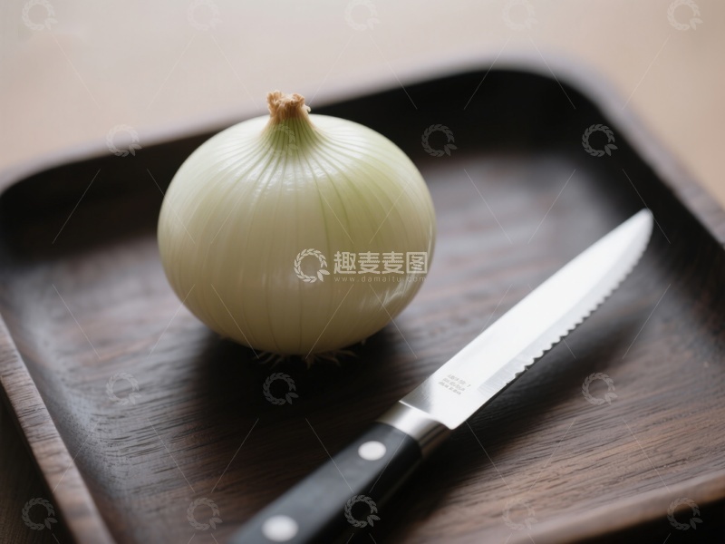 高清大图下载【趣麦麦图】洋葱与刀置于木质托盘