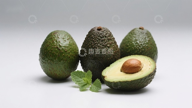 新鲜牛油果与薄荷叶