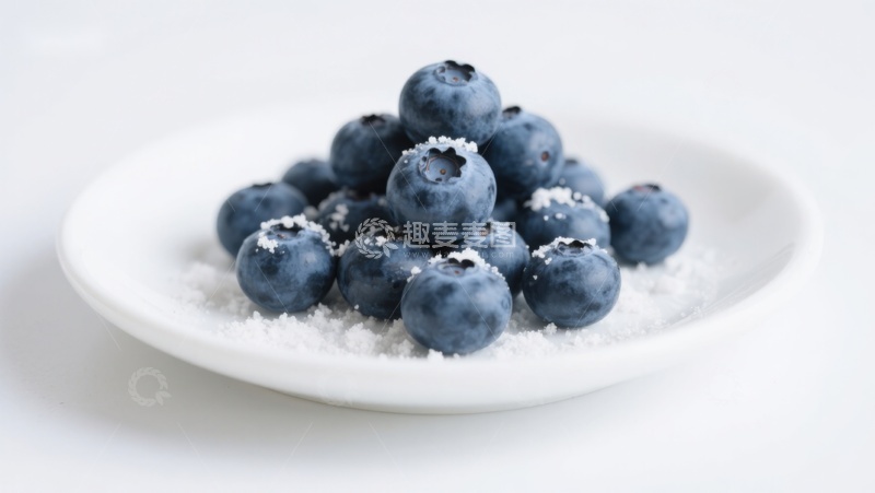 高清大图下载【趣麦麦图】蓝莓撒上糖粒，置于白色盘中