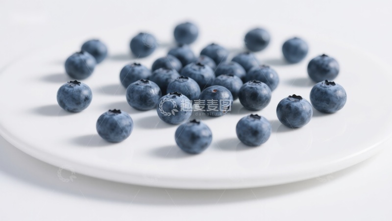 高清大图下载【趣麦麦图】新鲜蓝莓散落于白色盘中