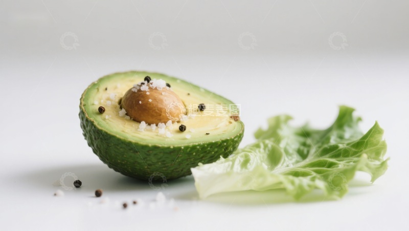 高清大图下载【趣麦麦图】撒盐黑胡椒的牛油果半颗与生菜