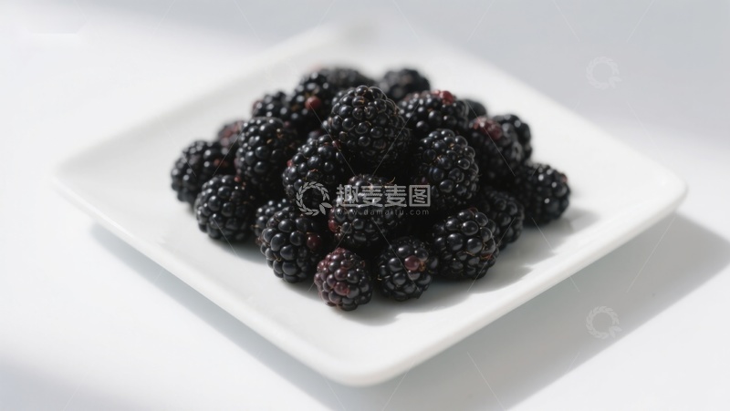 高清大图下载【趣麦麦图】新鲜黑莓堆放在白色盘子上