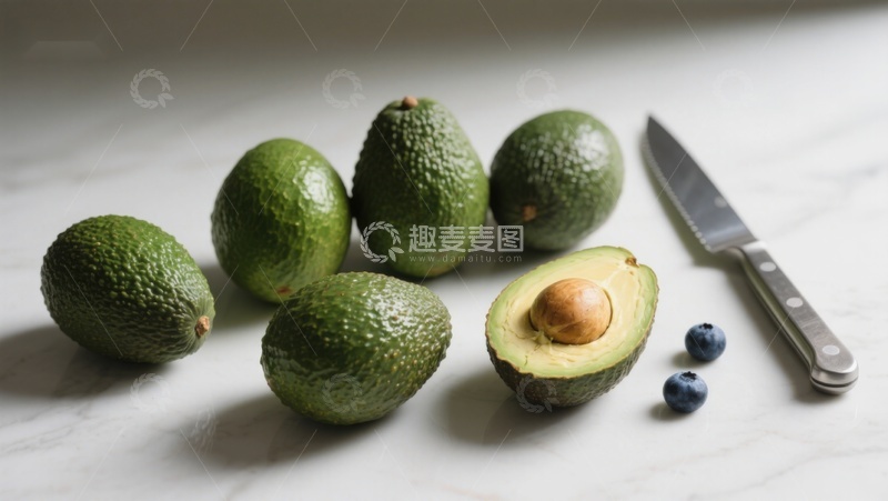 高清大图下载【趣麦麦图】新鲜牛油果与刀具的静物组合