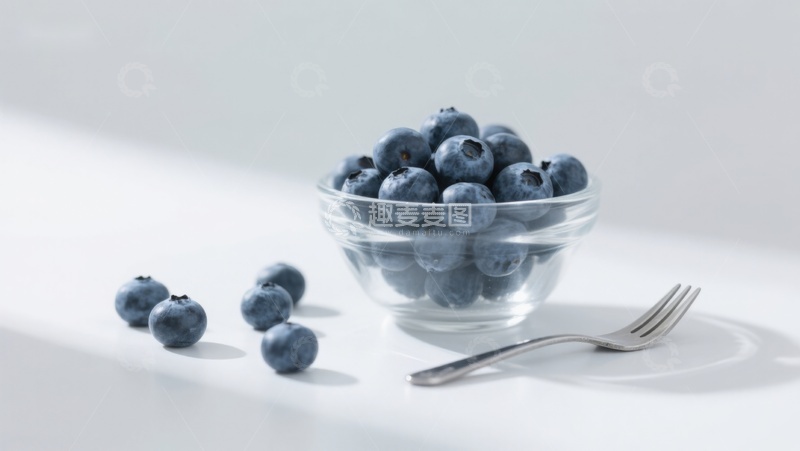 高清大图下载【趣麦麦图】蓝莓盛于玻璃碗中，旁置银叉