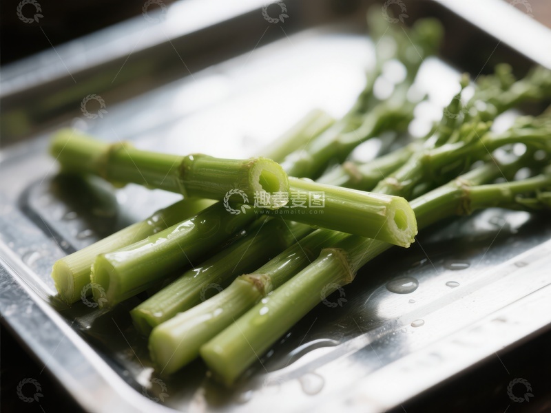 高清大图下载【趣麦麦图】新鲜芦笋放置在金属盘中