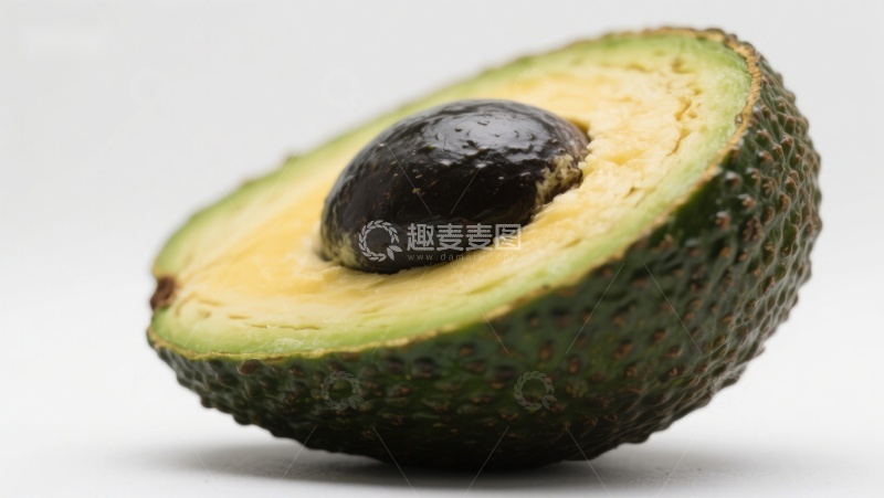 高清大图下载【趣麦麦图】切开的牛油果展示其果肉和种子