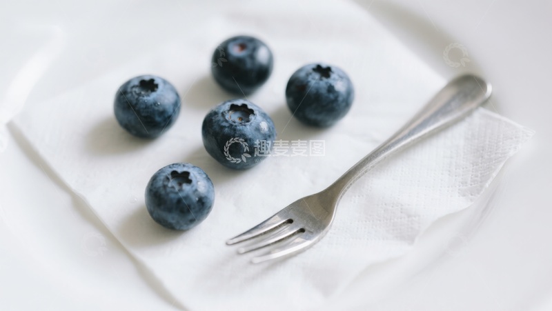 高清大图下载【趣麦麦图】蓝莓与叉子的静物组合