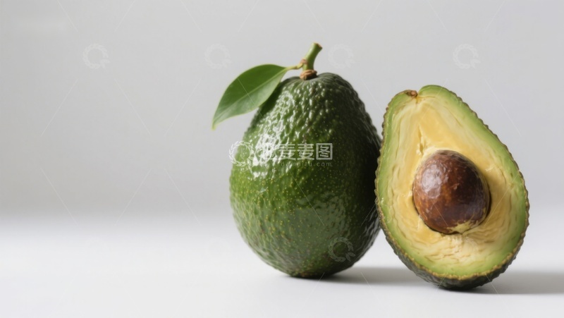 高清大图下载【趣麦麦图】新鲜牛油果，一半切开展示果核