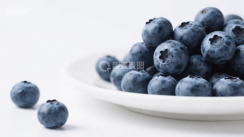 高清大图下载【趣麦麦图】新鲜蓝莓堆放在白色盘中