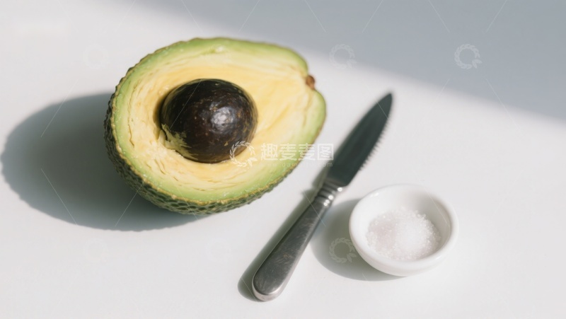 高清大图下载【趣麦麦图】切开的牛油果与小刀和盐